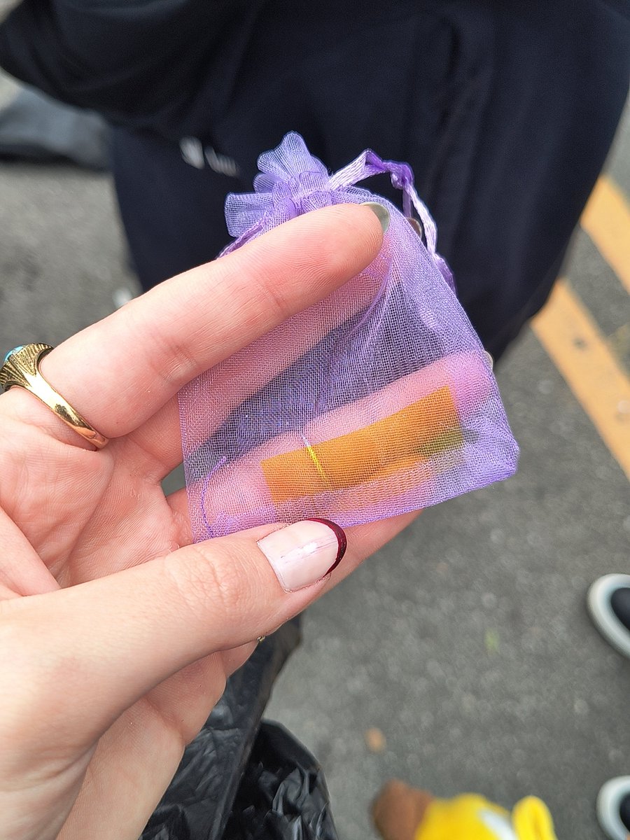 taevglobinho's tweet photo. amores tão distribuindo fitinha pra bandeira do brasil na fila da cadeira inferior!!! vamos fazer dar certo por favoooor https://t.co/7mgyyS4msY