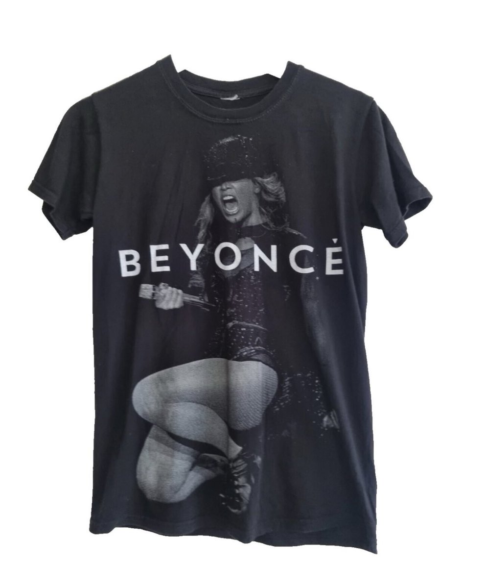 meretarchives's tweet photo. manon wearing beyoncé “on the run tour” graphic tee https://t.co/P1cZESNXWC