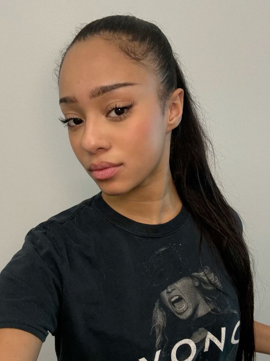 meretarchives's tweet photo. manon wearing beyoncé “on the run tour” graphic tee https://t.co/P1cZESNXWC