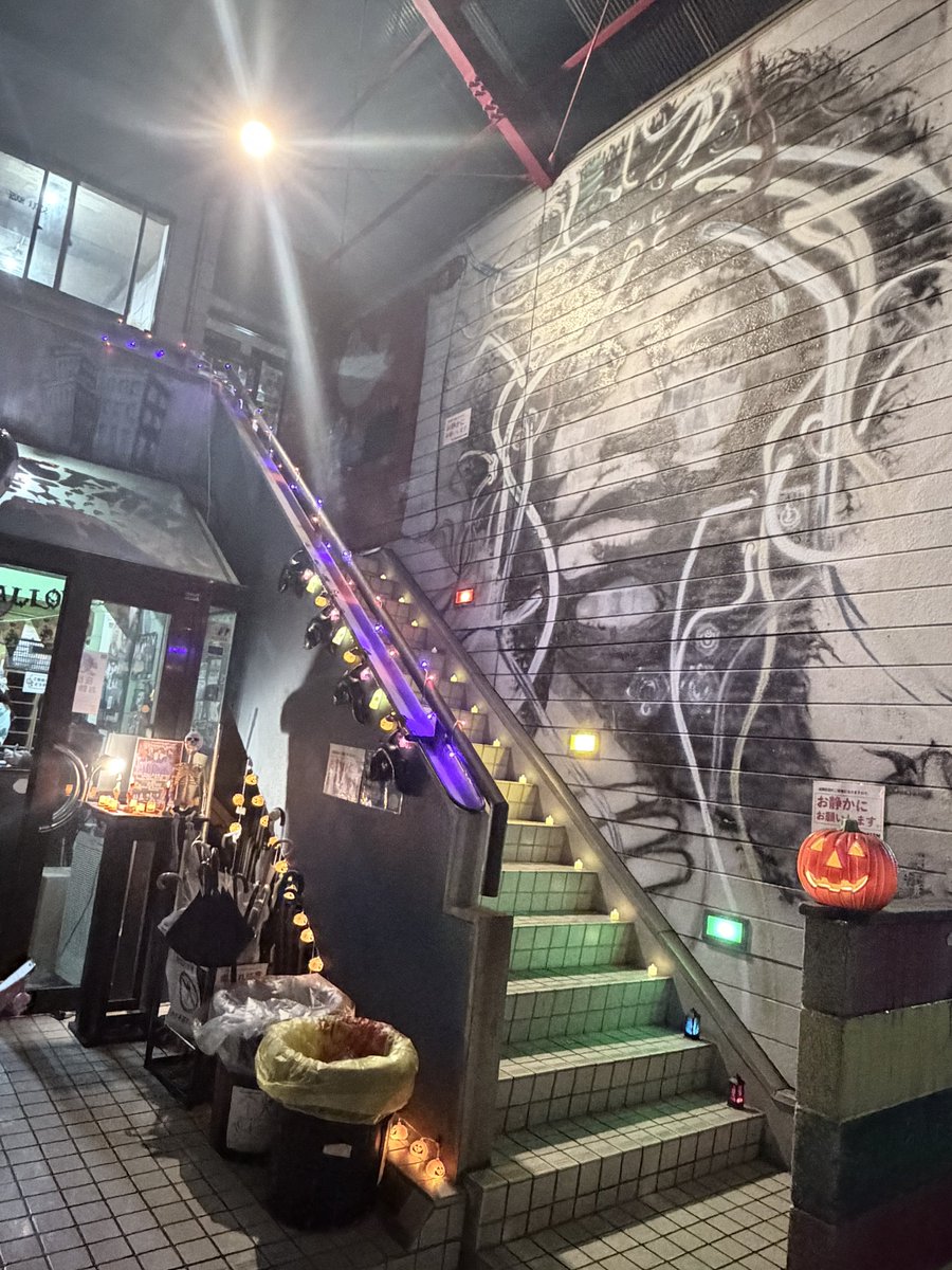 mmxtas's tweet photo. おれたちの実家が外も中もハロウィンでかわいかったー！
あんてぃるお疲れ様すぎる🥹🫰 https://t.co/kbYiEyaGZg