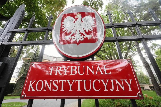 PrawakMatii's tweet photo. 🔊 Nie tylko o Trybunał tu chodzi📢
🔊Wyprzedają i likwidują co się da📢
🔊Okradną Polaków ze wszystkiego📢
🔊Nie zostanie tu kamień na kamieniu📢 https://t.co/pqvaNN5TXO