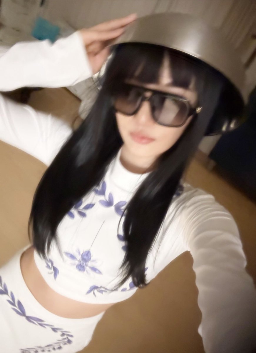 4aespinks's tweet photo. tells her girl she’s gonna get her drunk then dresses up as a tequila bottle so her girl can drink her like okay I guess ningselle https://t.co/VExPuHL3yn