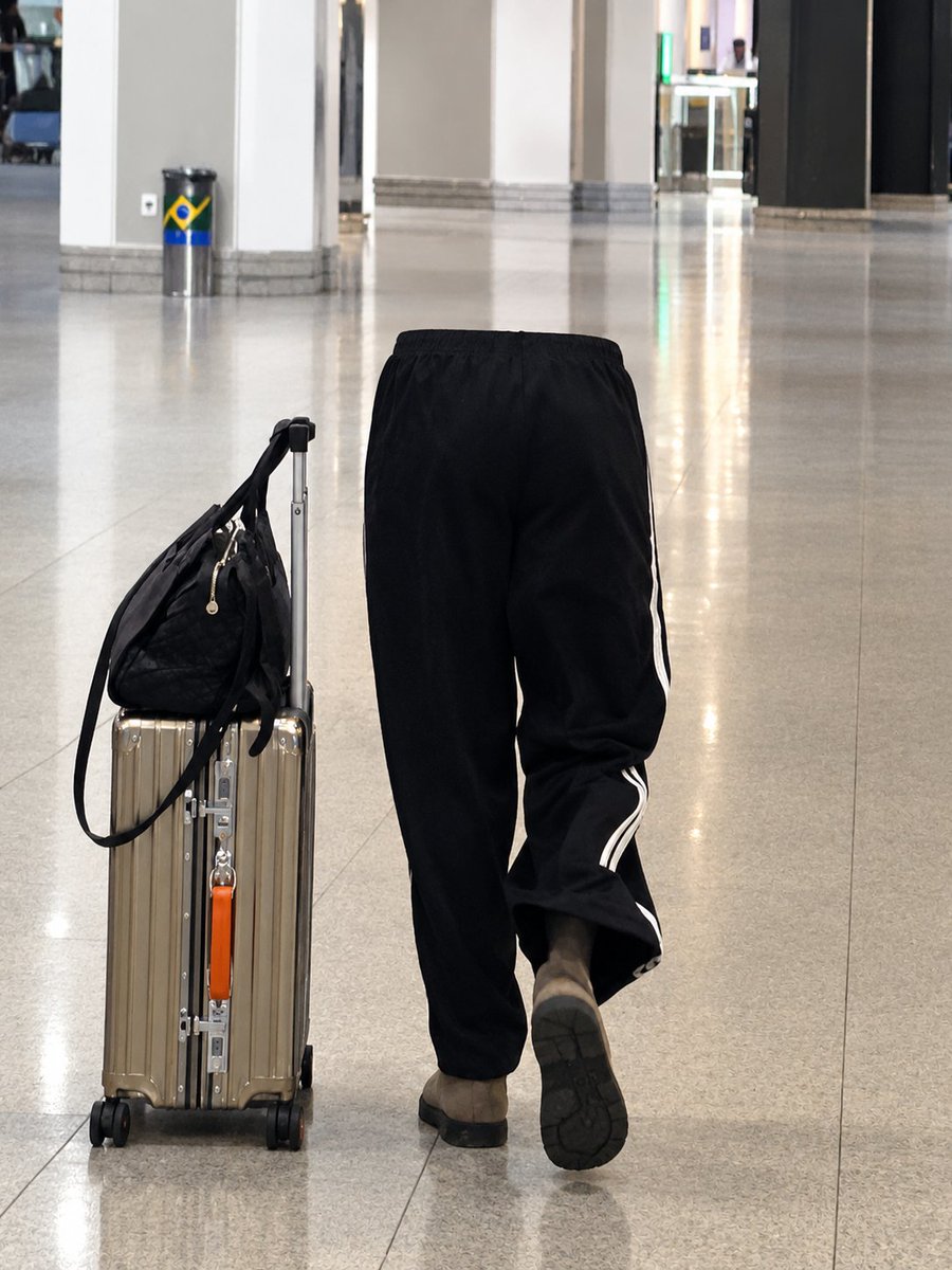 meninamari_f's tweet photo. A calça da Napaula andando por aí https://t.co/5fsPRikxCg