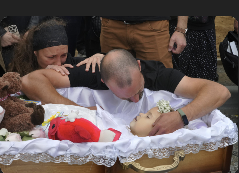 fharris2011's tweet photo. Picture 1: Kids in traditional Russian clothing at the White House, having fun and getting sweets 
Picture 2: Liza Dmytrieva, a Ukrainian four year old murdered by traditional Russians, in her coffin https://t.co/pcDEicrowO