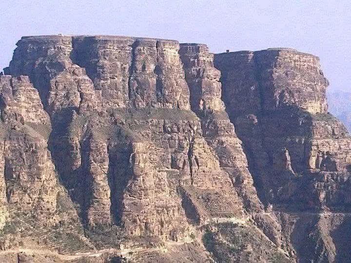 almoham9619023's tweet photo. قلعة #المقاطرة التاريخية التي استعصت على الغزاة والمحتلين ونكل رجالها ورجال الحجرية بجيوش المستعمر العثماني والبريطاني ترفع اليوم شعار لن ترى الدنيا على أرضي وصيا وأبطال القوات المسلحة اليمنية يواصلون ملاحقة تحشيدات العدو السعودي باتجاه طور الباحة ومن عدة مسارات https://t.co/RNb1YkrK7x