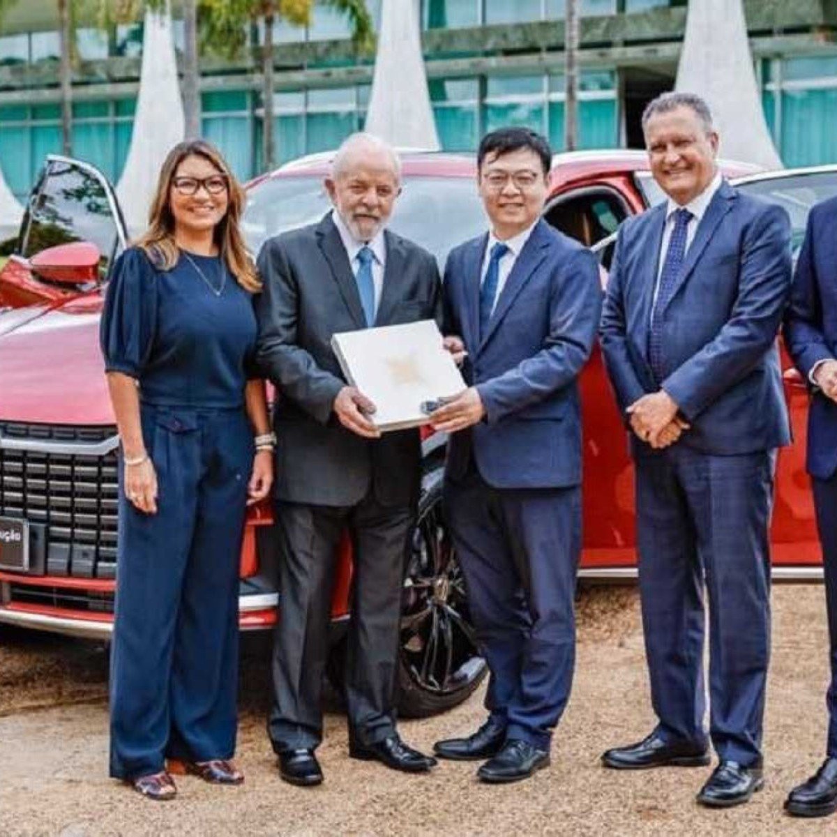 NP__Oficial's tweet photo. 🚨 ATENÇÃO l BYD inicia produção de carros na Bahia e planeja transformar o Brasil em polo de exportação para países do Mercosul. https://t.co/Iu9DQaVEx5