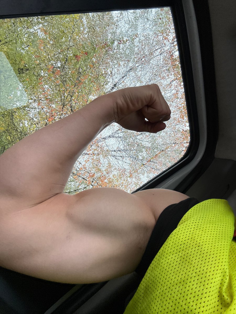 lastrobotdriver's tweet photo. En büyük hobim mutsuz kızlara biceps göndermek https://t.co/ZllRLiSepQ