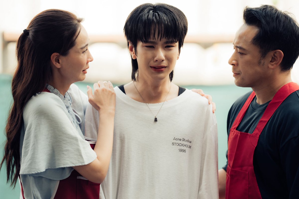 MrFanboySeries's tweet photo. เรื่องย่อ “รักสุดใจนายแฟนบอย Mr. Fanboy Series” EP.10

“ว่าน” โทษตัวเองว่าเป็นต้นเหตุของปัญหาและความวุ่นวายทั้งหมด เขาจึงตัดสินใจหนี “เติร์ด” และทุกคน กลับบ้านที่อยุธยาพร้อมกำชับครอบครัวห้ามบอกใครว่าเขาอยู่ที่นี่ แม้ “เติร์ด” จะเดินทางไปหาพ่อกับแม่ของว่านถึงร้านก๋วยเตี๋ยว แต่ “ว่าน” หลบหน้า  ทำให้ “เติร์ด” ยิ่งเป็นห่วง

“เติร์ด” พยายามคืนความถูกต้องให้ “ว่าน” เขายอมก้มหัวขอร้องให้ “แม่” ช่วย และในที่สุด “เติร์ด”ก็เจอหลักฐานสำคัญที่ชี้ชัดว่า “ไนน์” คือผู้อยู่เบื้องหลังความวุ่นวายทั้งหมด

การจะจัดการ “ไนน์” ให้สิ้นฤทธิ์ไม่ใช่เรื่องง่าย  เกมเอาคืนครั้งสำคัญกำลังจะเริ่มต้น “เติร์ด” ผนึกกำลังกับ “เร็นจิ” และ “ธาม” พร้อมด้วย “จูโน่” ดาราตัวท๊อปที่ต้องออกจากวงการเพราะ “ไนน์” ทุกคนมารวมตัวเพื่อทวงคืนความยุติธรรม และเตรียมกระชากหน้ากาก "ไนน์" เพื่อเปิดโปงความจริงทั้งหมด!

ติดตามได้ใน “รักสุดใจนายแฟนบอย Mr. Fanboy Series EP.10” วันเสาร์ที่ 31 ตุลาคมนี้

📺 รับชม “รักสุดใจนายแฟนบอย Mr. Fanboy Series” พร้อมกันทุกวันเสาร์เวลา 22.15 น. ทางช่อง one 31

🎥 ดูออนไลน์เวอร์ชัน UNCUT เวลา 23.15 น. บนแอป iQIYI และเว็บ https://t.co/CH45u7mlJy ที่เดียวเท่านั้น

#รักสุดใจนายแฟนบอยSeries
#MrFanboySeries
#MandeeWork