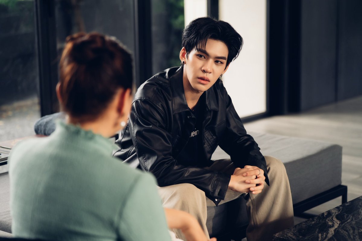 MrFanboySeries's tweet photo. เรื่องย่อ “รักสุดใจนายแฟนบอย Mr. Fanboy Series” EP.10

“ว่าน” โทษตัวเองว่าเป็นต้นเหตุของปัญหาและความวุ่นวายทั้งหมด เขาจึงตัดสินใจหนี “เติร์ด” และทุกคน กลับบ้านที่อยุธยาพร้อมกำชับครอบครัวห้ามบอกใครว่าเขาอยู่ที่นี่ แม้ “เติร์ด” จะเดินทางไปหาพ่อกับแม่ของว่านถึงร้านก๋วยเตี๋ยว แต่ “ว่าน” หลบหน้า  ทำให้ “เติร์ด” ยิ่งเป็นห่วง

“เติร์ด” พยายามคืนความถูกต้องให้ “ว่าน” เขายอมก้มหัวขอร้องให้ “แม่” ช่วย และในที่สุด “เติร์ด”ก็เจอหลักฐานสำคัญที่ชี้ชัดว่า “ไนน์” คือผู้อยู่เบื้องหลังความวุ่นวายทั้งหมด

การจะจัดการ “ไนน์” ให้สิ้นฤทธิ์ไม่ใช่เรื่องง่าย  เกมเอาคืนครั้งสำคัญกำลังจะเริ่มต้น “เติร์ด” ผนึกกำลังกับ “เร็นจิ” และ “ธาม” พร้อมด้วย “จูโน่” ดาราตัวท๊อปที่ต้องออกจากวงการเพราะ “ไนน์” ทุกคนมารวมตัวเพื่อทวงคืนความยุติธรรม และเตรียมกระชากหน้ากาก "ไนน์" เพื่อเปิดโปงความจริงทั้งหมด!

ติดตามได้ใน “รักสุดใจนายแฟนบอย Mr. Fanboy Series EP.10” วันเสาร์ที่ 31 ตุลาคมนี้

📺 รับชม “รักสุดใจนายแฟนบอย Mr. Fanboy Series” พร้อมกันทุกวันเสาร์เวลา 22.15 น. ทางช่อง one 31

🎥 ดูออนไลน์เวอร์ชัน UNCUT เวลา 23.15 น. บนแอป iQIYI และเว็บ https://t.co/CH45u7mlJy ที่เดียวเท่านั้น

#รักสุดใจนายแฟนบอยSeries
#MrFanboySeries
#MandeeWork