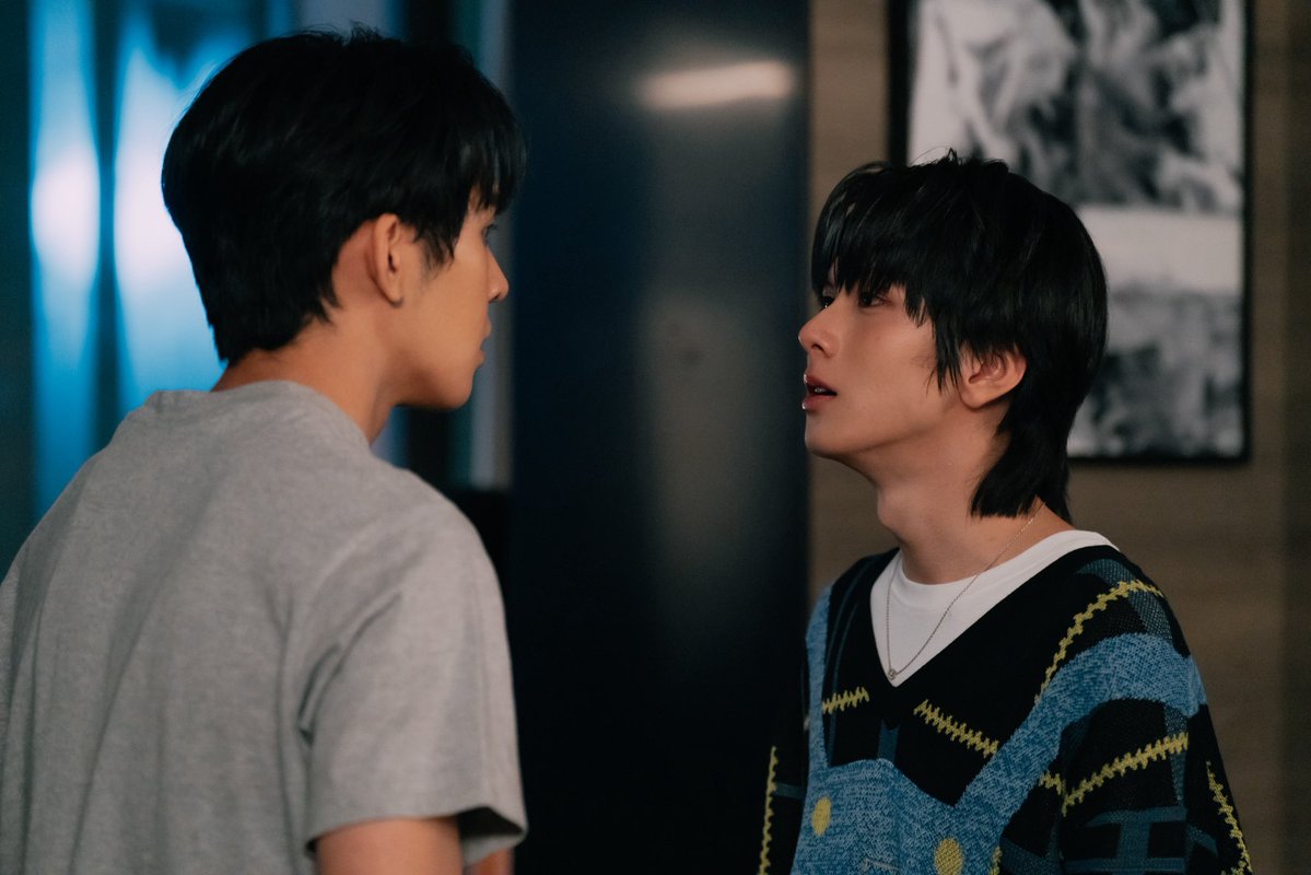MrFanboySeries's tweet photo. เรื่องย่อ “รักสุดใจนายแฟนบอย Mr. Fanboy Series” EP.10

“ว่าน” โทษตัวเองว่าเป็นต้นเหตุของปัญหาและความวุ่นวายทั้งหมด เขาจึงตัดสินใจหนี “เติร์ด” และทุกคน กลับบ้านที่อยุธยาพร้อมกำชับครอบครัวห้ามบอกใครว่าเขาอยู่ที่นี่ แม้ “เติร์ด” จะเดินทางไปหาพ่อกับแม่ของว่านถึงร้านก๋วยเตี๋ยว แต่ “ว่าน” หลบหน้า  ทำให้ “เติร์ด” ยิ่งเป็นห่วง

“เติร์ด” พยายามคืนความถูกต้องให้ “ว่าน” เขายอมก้มหัวขอร้องให้ “แม่” ช่วย และในที่สุด “เติร์ด”ก็เจอหลักฐานสำคัญที่ชี้ชัดว่า “ไนน์” คือผู้อยู่เบื้องหลังความวุ่นวายทั้งหมด

การจะจัดการ “ไนน์” ให้สิ้นฤทธิ์ไม่ใช่เรื่องง่าย  เกมเอาคืนครั้งสำคัญกำลังจะเริ่มต้น “เติร์ด” ผนึกกำลังกับ “เร็นจิ” และ “ธาม” พร้อมด้วย “จูโน่” ดาราตัวท๊อปที่ต้องออกจากวงการเพราะ “ไนน์” ทุกคนมารวมตัวเพื่อทวงคืนความยุติธรรม และเตรียมกระชากหน้ากาก "ไนน์" เพื่อเปิดโปงความจริงทั้งหมด!

ติดตามได้ใน “รักสุดใจนายแฟนบอย Mr. Fanboy Series EP.10” วันเสาร์ที่ 31 ตุลาคมนี้

📺 รับชม “รักสุดใจนายแฟนบอย Mr. Fanboy Series” พร้อมกันทุกวันเสาร์เวลา 22.15 น. ทางช่อง one 31

🎥 ดูออนไลน์เวอร์ชัน UNCUT เวลา 23.15 น. บนแอป iQIYI และเว็บ https://t.co/CH45u7mlJy ที่เดียวเท่านั้น

#รักสุดใจนายแฟนบอยSeries
#MrFanboySeries
#MandeeWork
