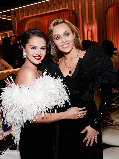 althoughsg's tweet photo. a selena hoje em dia sendo a única que é amiga próxima das três eita como é querida https://t.co/AdkOju2SZC