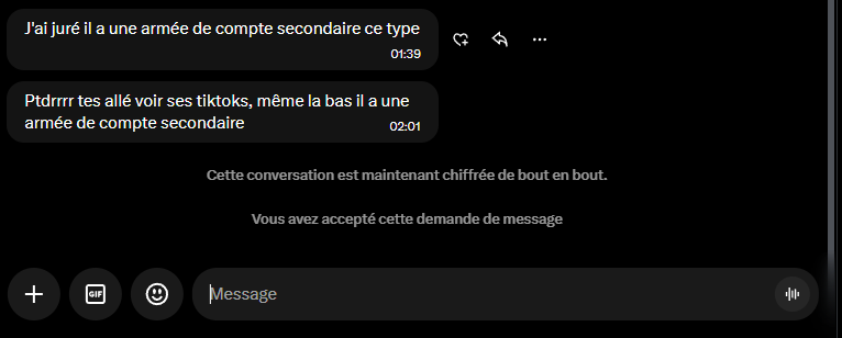 0xZhiZhou's tweet photo. ca fais que de me parler de Vitoo sur tiktok askiparait il passe pour un guignol la bas aussi ca me fume il est tellement con y crois c un lion mais c une bite tout le monde a cramé ces fakes account avec son polo du psg edition couturiere a la parkinson mais comme jai deja payé avant le ship je vais juste dire arigatoooo