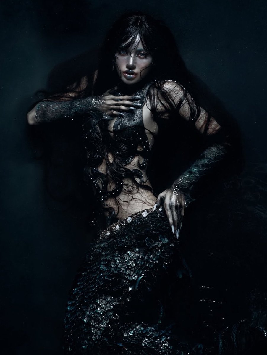 L1savers's tweet photo. Lisa halloween 🧜🏻‍♀️👑 https://t.co/IuPSQVmVsZ