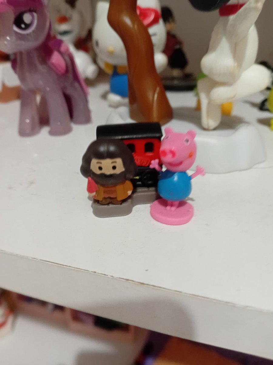 ruambeigemo's tweet photo. queria saber em que mundo que o George pig é maior que o FUCKING HAGRID https://t.co/0D4GFds5HG