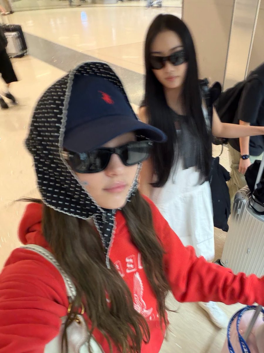 pommegalla's tweet photo. coolest duo 👯🏻‍♀️ https://t.co/ODzpLdLSVR