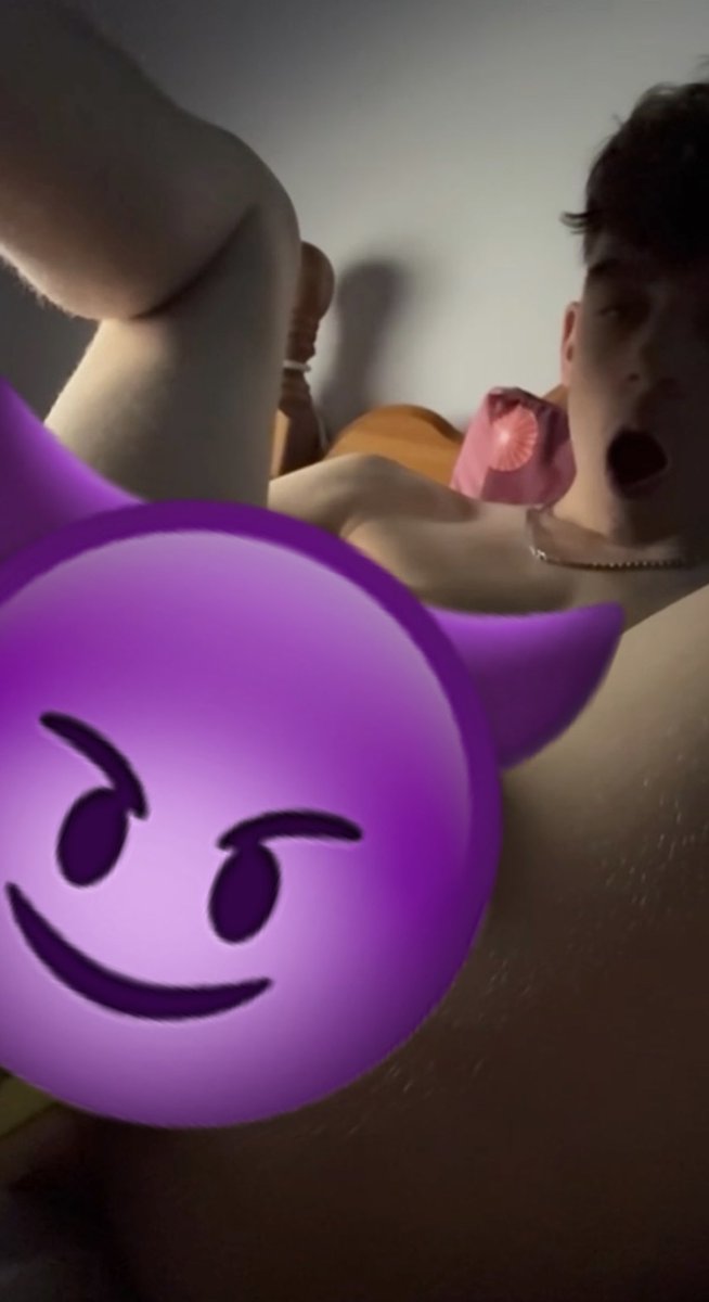 jamiemcr08's tweet photo. Just uploaded a video playing with my ass 🙈 felt better than I expected 😈 check the link in my bio or the comments 👇🏼 https://t.co/7xTjS4HD1n