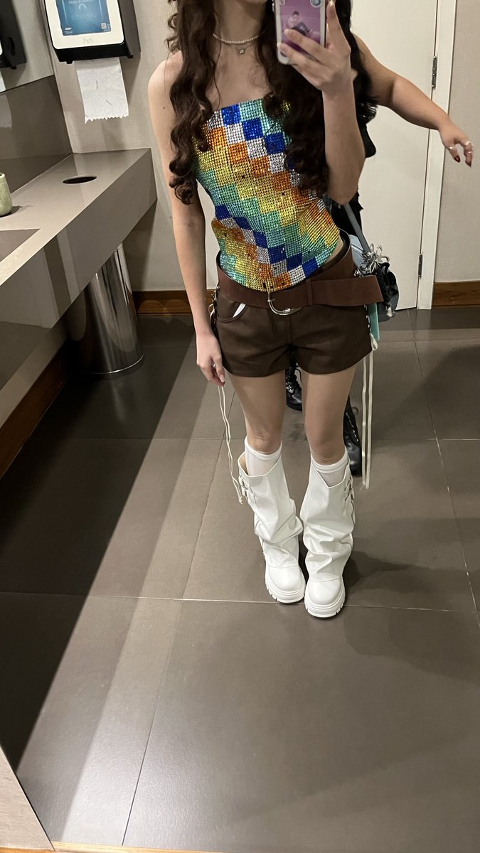 solmheal's tweet photo. “ah nana vc foi com que roupa no show do bts” fui de balão https://t.co/zzUYgAuClA