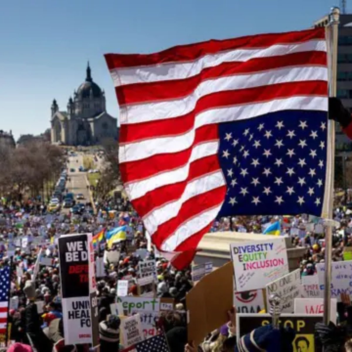 NP__Oficial's tweet photo. 🚨 ATENÇÃO l Americanos se revoltam com proteção de Trump a Flávio Bolsonaro e pedem deportação

#DeportTheBolsonaros https://t.co/5NuaRsydTk