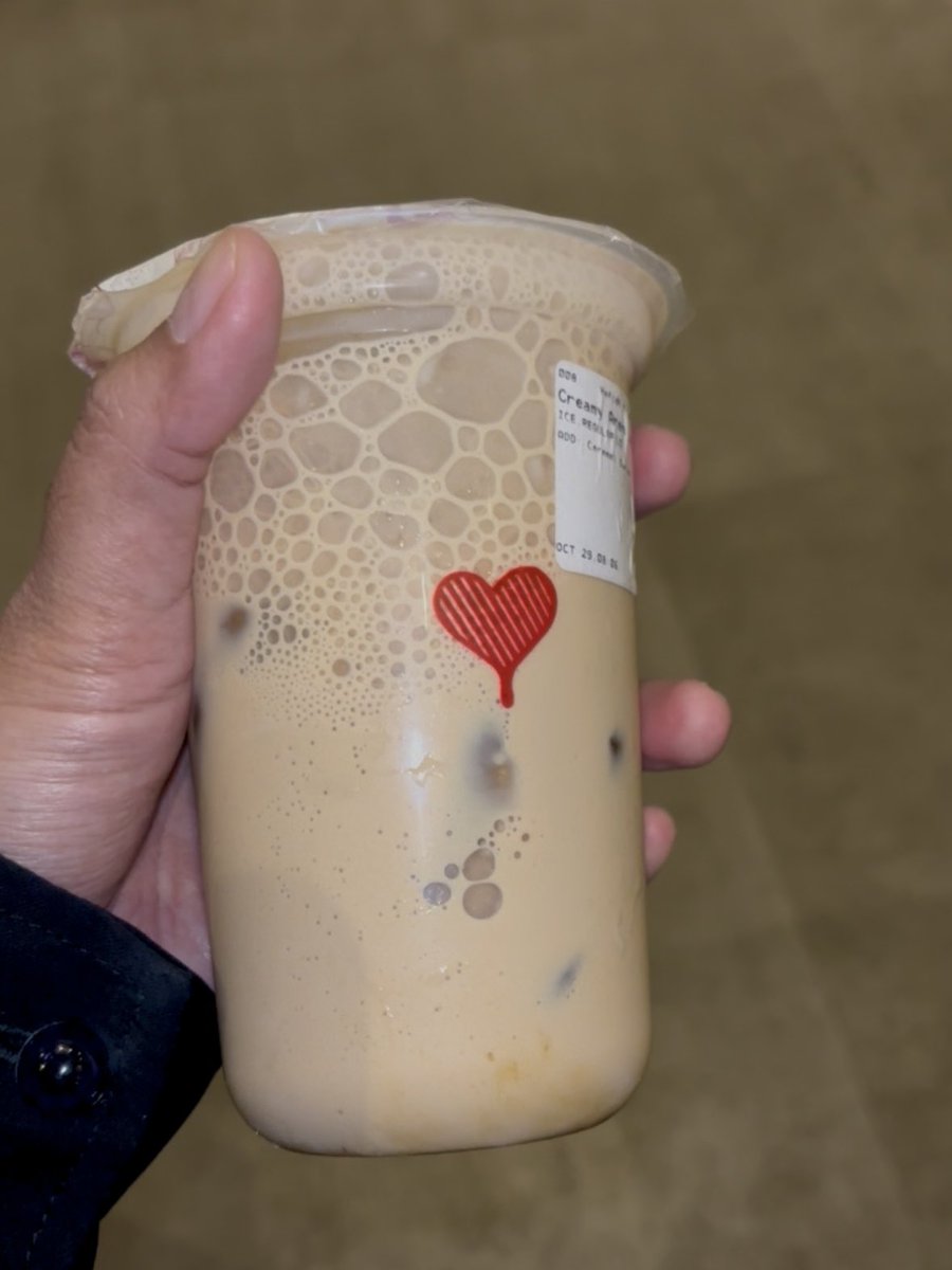 adiendatsaniya's tweet photo. 10000/10 GUYS INI BENERAN ENAAKK 😭☝🏻

Bilang ke mas nya : 
CREAMY AREN LATTE less sugar add caramel sauce (WAJIB)

Hacks Kopi Kenangan by warga Threads emang enak gileee 😭🫶🏻 Udah 2x nyoba di store berbeda intinya satu. ENAAAKKKKK https://t.co/z9IXMXRhdN