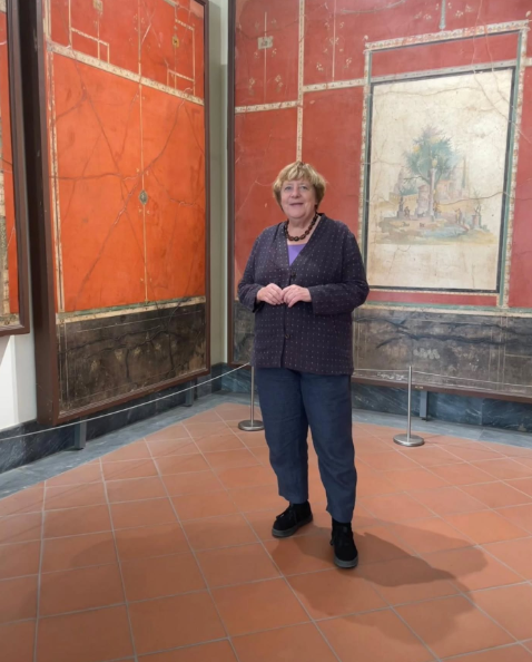 IngoWendelken's tweet photo. Wenn die Fassade länger hält als die Politik …

Im Archäologischen Nationalmuseum Neapel: 2.000 Jahre alte Fresken aus einer römischen Luxusvilla. Eine heile Welt voller Frieden und Wohlstand.

79 n. Chr. kam der Vesuv. Die Villa ging unter, die schönen Bilder blieben.

Im Vordergrund: Angela Merkel.

Damals kam der Untergang überraschend. Heute konnte man ihn wählen.

Immerhin: Die Römer konnten nichts für den Vesuv.

https://t.co/VQH7xuZba1