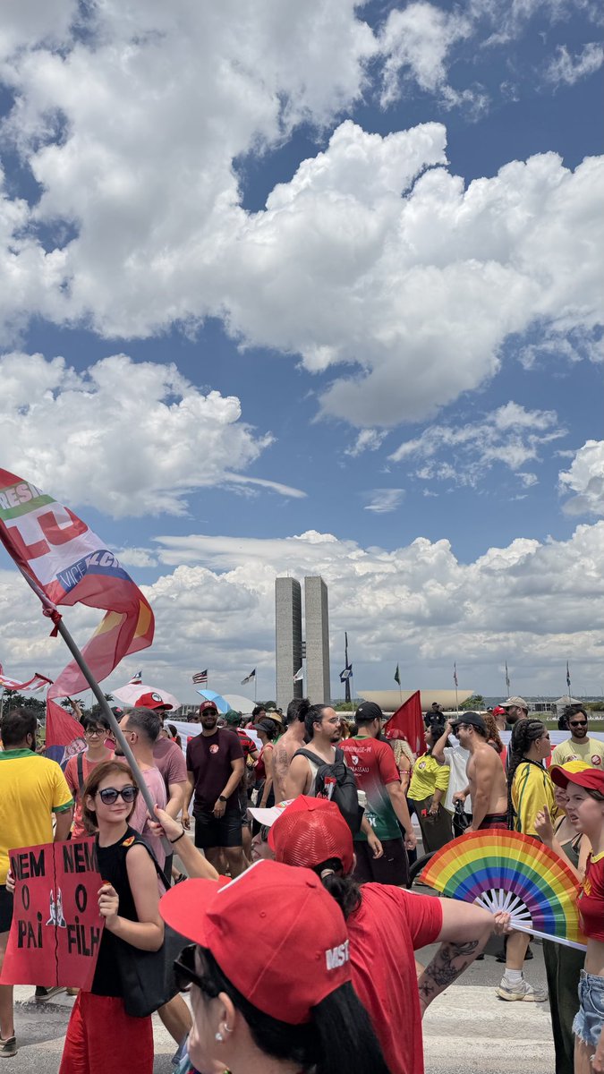 louisevfields's tweet photo. @maltngd LE PEUPLE EST SOUVERAIN ✊🏻🇧🇷🇫🇷 
AVISA QUE É O POVOOOOO ❤️‍🔥❤️‍🔥❤️‍🔥❤️‍🔥
#LaFranceInsoumise #MarineLaVoleuse https://t.co/ztirCY8mAb
