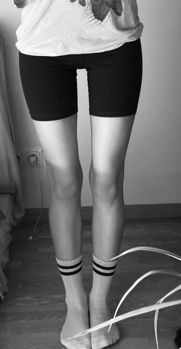 cerfawn999's tweet photo. i weirdly like my knees in this picture ?? they make me look kinda skinny  https://t.co/G0Be4ABfEI
