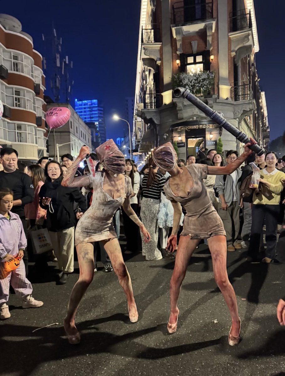 Josunhr's tweet photo. 说个暴论，你在武汉万圣节出这两个cos

你将在小红书冲上舆论的至高点 https://t.co/ztymYAmIuV