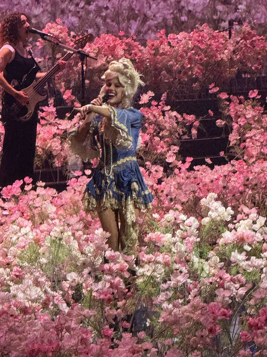 DailyRodrigo's tweet photo. Olivia as Marie Antoinette for Halloween at tonight’s show via @Eras_Resale!

#UnraveledInColumbus https://t.co/6WsEWafxPc