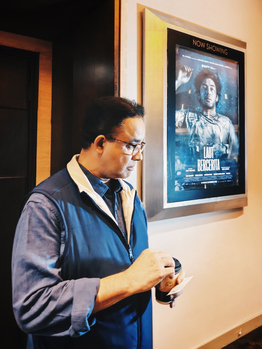 aniesbaswedan's tweet photo. From this to this, sebelum masuk ke studio vs sesudah film selesai. Ini adalah film yg penting di kala yg genting. Sisa rasanya akan bertahan lama. Akhir pekan ini bila ada keluangan, segera penuhi kursi2 bioskop untuk menonton Laut Bercerita.

Ulasan lengkap menyusul... :) https://t.co/NNQO72rOVA