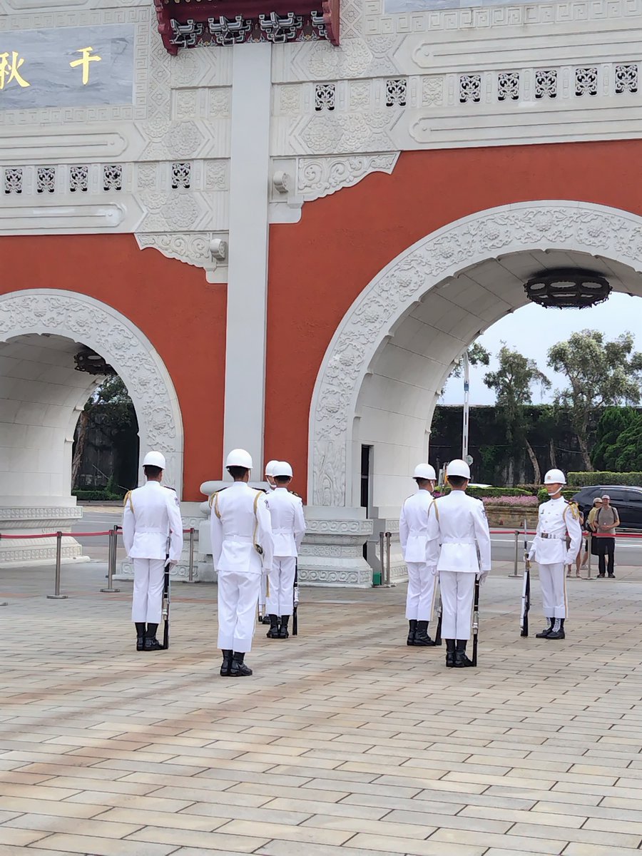 Tanaka_Destroy2's tweet photo. 忠烈祠。革命や抗日戦争、中共匪軍の掃討に尽力された英霊が祀られる施設。衛兵交代式もある。ほら衛兵交代式もあるってよ！
なんか日本の小学生が集団で来ており、兵隊さんの後ろでステップを真似する様子が見られた。 https://t.co/z8SZs4MHQy