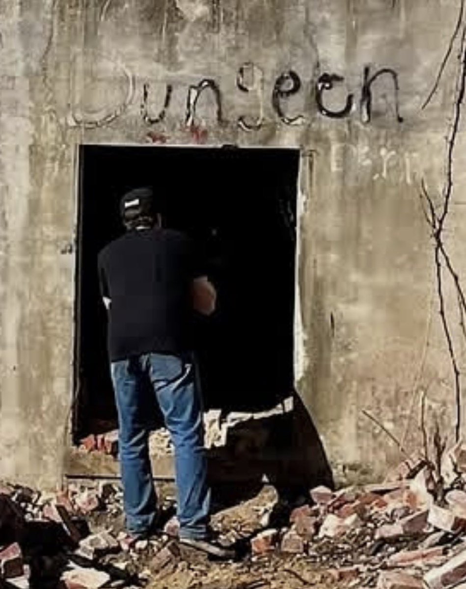 r8bbits_'s tweet photo. no troy dont enter the dungeon!!! 😭 https://t.co/pwxjAhsLuS