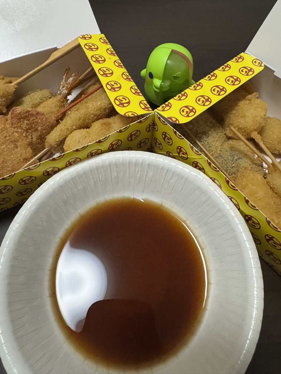 hakupi05's tweet photo. 夜勤終わり
今日は疲れたので出前
串カツをビールで流し込みます https://t.co/lPRjspLyRM