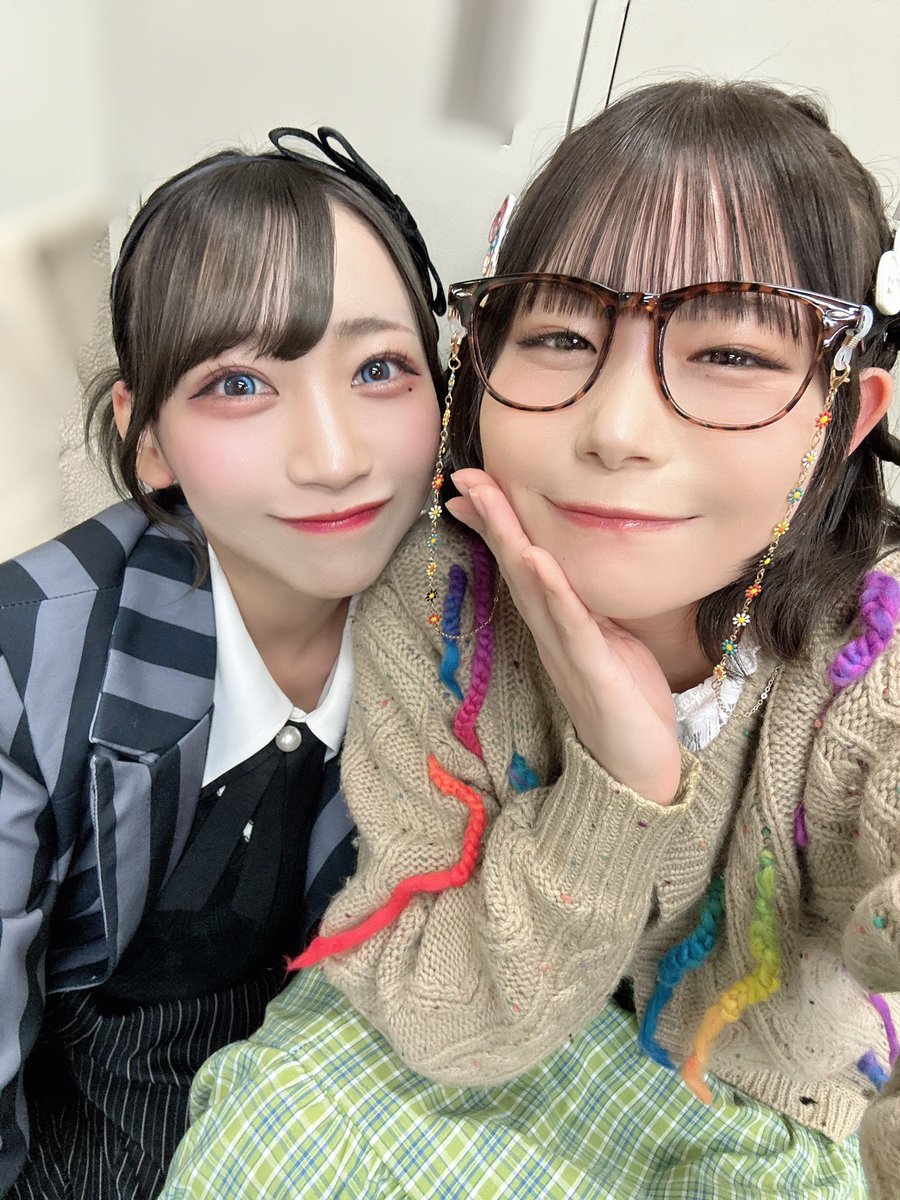 kohinatamika's tweet photo. #沸く夜うらら ４日目👻
服装がハロウィンぽいなと感じていた、いいえださん📷

一月ぶりの共演みゆさん🫶
いつもみゆさんのプロ意識と明るさに尊敬の気持ちでいっぱいです✨
またご一緒できて本当に嬉しい😭

そういえば昨日のソワレ、頭上から聞こえた音、いつもと違ったよな…？？

本日も2公演よろしくお願いいたします👓