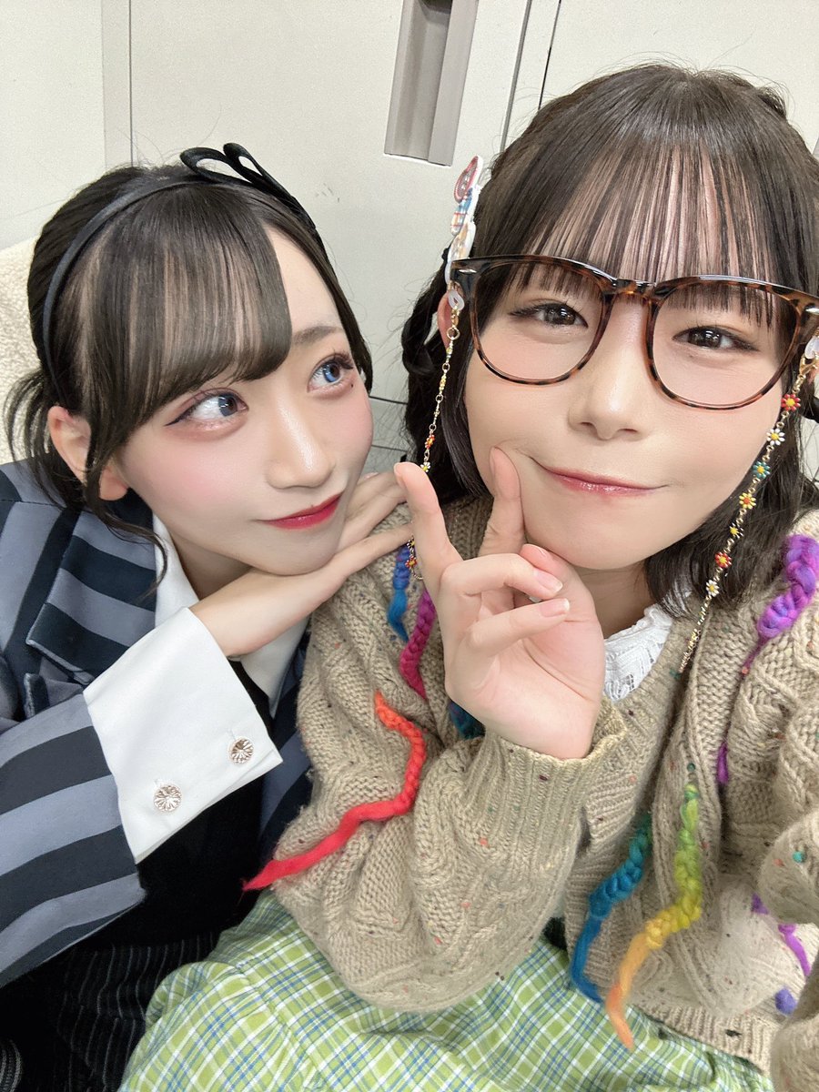 kohinatamika's tweet photo. #沸く夜うらら ４日目👻
服装がハロウィンぽいなと感じていた、いいえださん📷

一月ぶりの共演みゆさん🫶
いつもみゆさんのプロ意識と明るさに尊敬の気持ちでいっぱいです✨
またご一緒できて本当に嬉しい😭

そういえば昨日のソワレ、頭上から聞こえた音、いつもと違ったよな…？？

本日も2公演よろしくお願いいたします👓