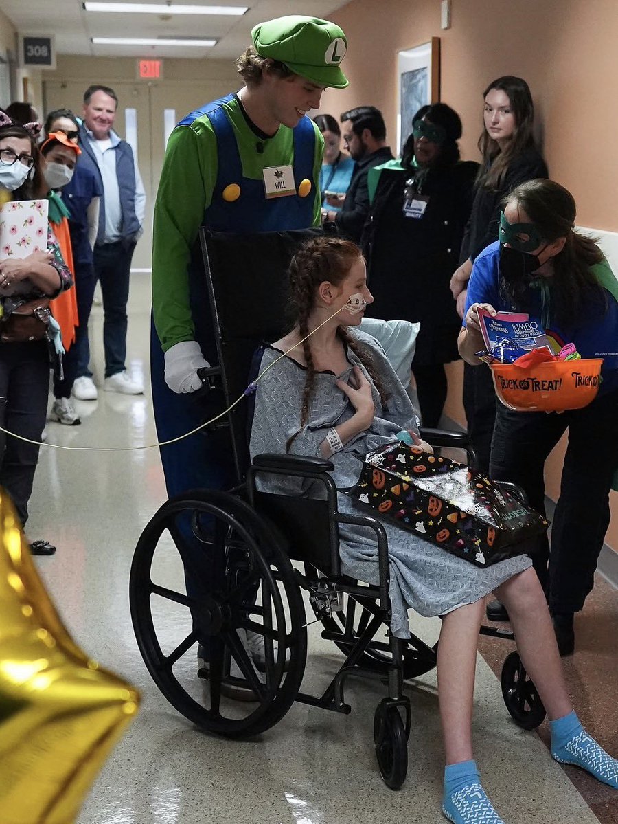 NhlcomCaos's tweet photo. Mais fotos da visita de Will Smith e Macklin Celebrini ao hospital Kaiser Permanente. https://t.co/u5UVQT0eiZ
