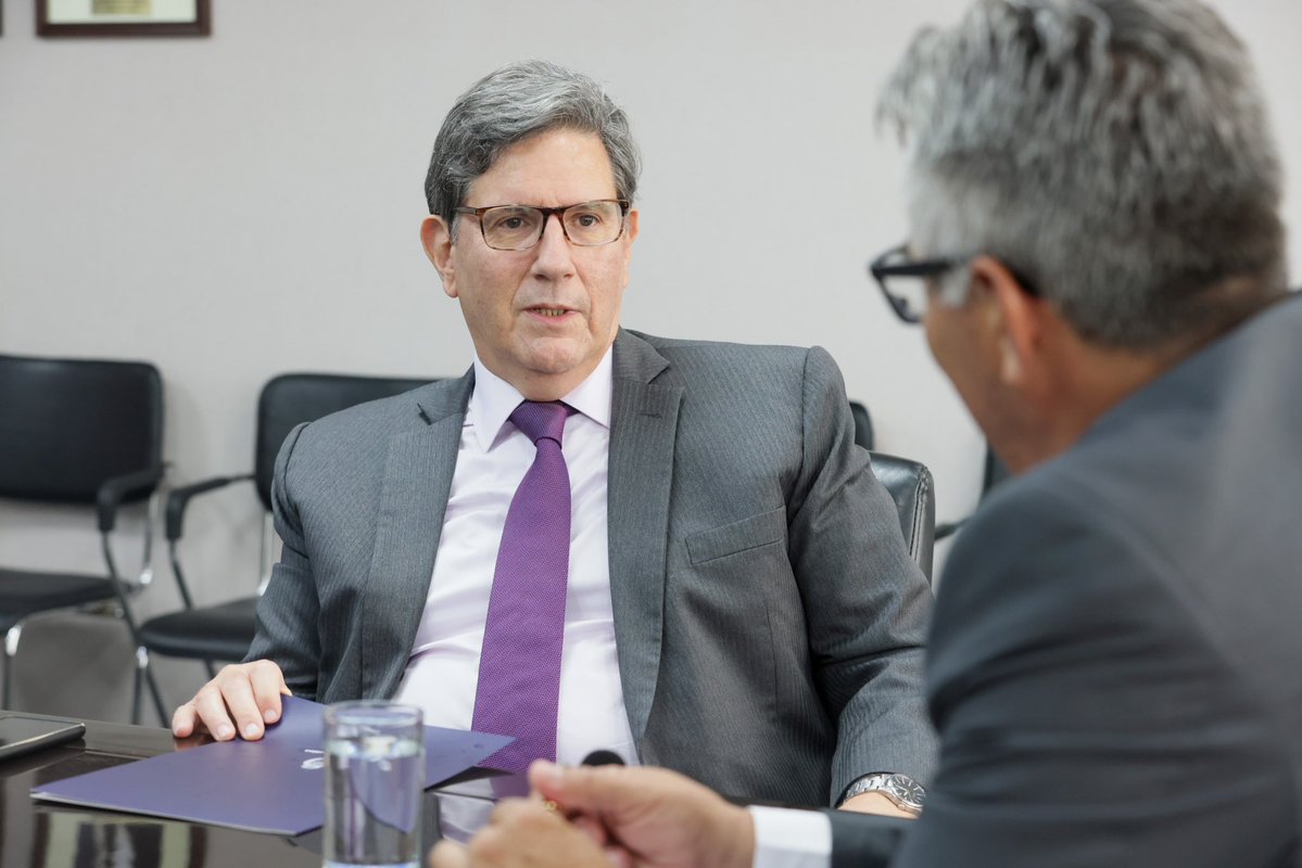 viviendaperu's tweet photo. 🤝 ¡Fortalecemos los lazos de cooperación con Argentina! 🇵🇪🇦🇷

📌 El ministro de Vivienda, Mauricio Arnillas, se reunió con el embajador de Argentina en el Perú, Samuel Ortiz, con el objetivo de fortalecer las relaciones bilaterales y explorar nuevas oportunidades de cooperación en beneficio de ambos países.

📌 Durante el encuentro, dialogaron sobre alternativas de colaboración e intercambio de experiencias y conocimientos en materia de vivienda, agua y saneamiento, así como desarrollo urbano, que permitan impulsar iniciativas conjuntas y contribuir a mejorar la calidad de vida de la población.

📰 Nota de prensa: https://t.co/5OGEBQav3V