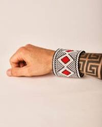 AzulindigoRM's tweet photo. Nosso Namjoon está usando uma pulseira com grafismo do povo Waurá (Waujá), povo indígena do Alto Xingu, no Mato Grosso.

Nam é apaixonado pela arte e cultura de cada povo. É uma honra imensa ver o respeito e a delicadeza dele em usar algo tão importante e especial do Brasil. https://t.co/zvPVTnQsxY