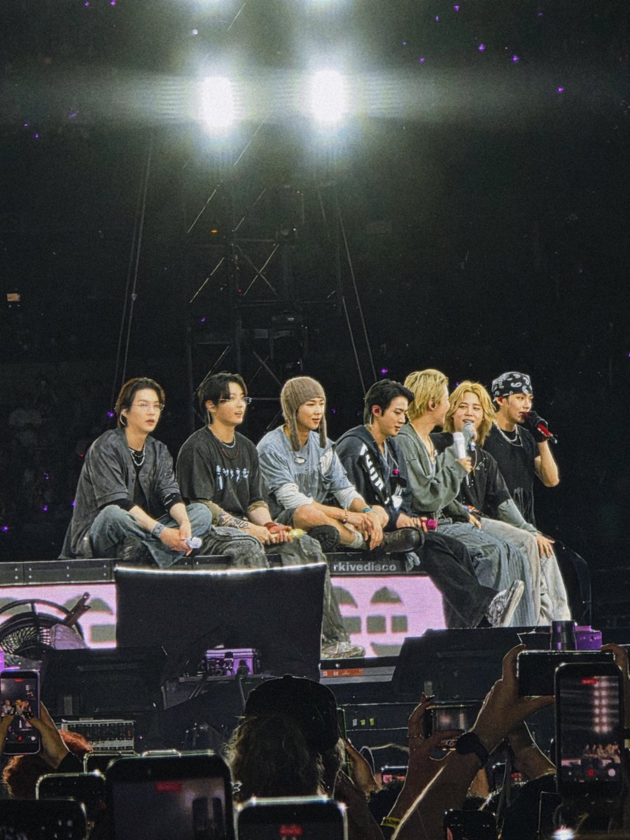 rkivedisco's tweet photo. a foto mais linda que eu já tirei em toda minha vida. não sei descrever em palavras o tanto que eu amo esses sete. eu te amo, bts. https://t.co/ijpskJ7IaQ