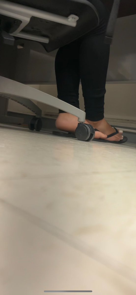 feetwe8's tweet photo. Anyone wanna bust a nut in the discord😏😏😏 #candid #whitetoes #latina #schoolfeetpics https://t.co/V4flg5AZmL