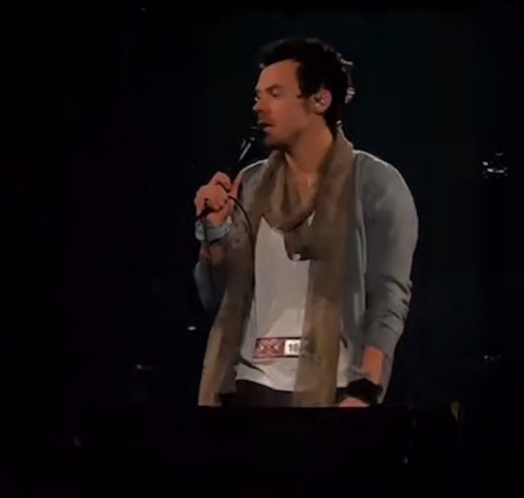 HarrySUruguay's tweet photo. 🎤| Harry ahora está interpretando una versión de Isn’t She Lovely vestido igual que en su presentación de The X Factor. 🥹 https://t.co/1dh4Bo39l0