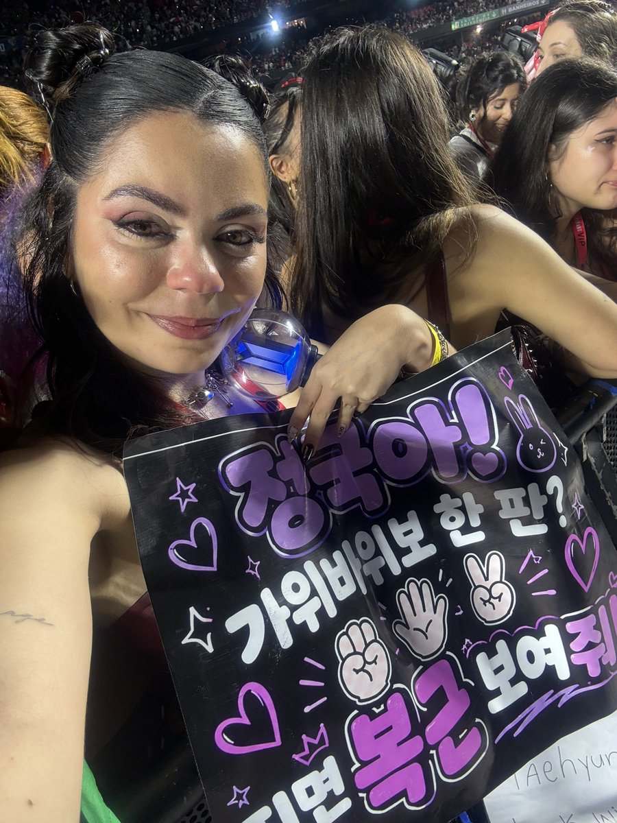 vdejonghs's tweet photo. Eu só tinha um cartaz e um sonho armygas !!!!!!! 💜💜 https://t.co/2JFme1pVhZ