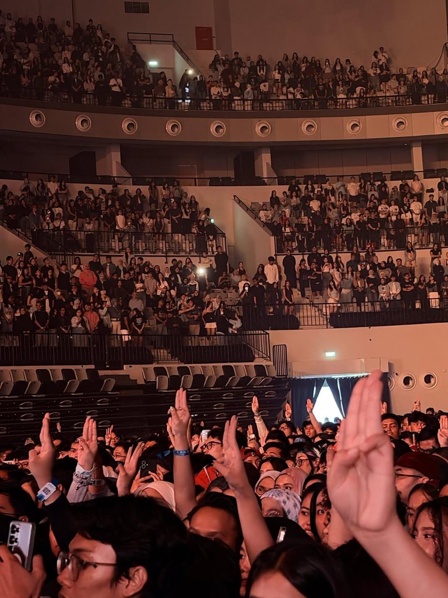 goldenjk7_'s tweet photo. Ziva Magnolya salam 3 jari (three-finger salut) pas lagi duet di konser LANY. Bahkan penontonnya juga semua salam 3 jari pas nyanyi lagu Indonesia Raya. Speakup bisa berbagai cara dan dimana aja ya👏 https://t.co/9kV65OD62x