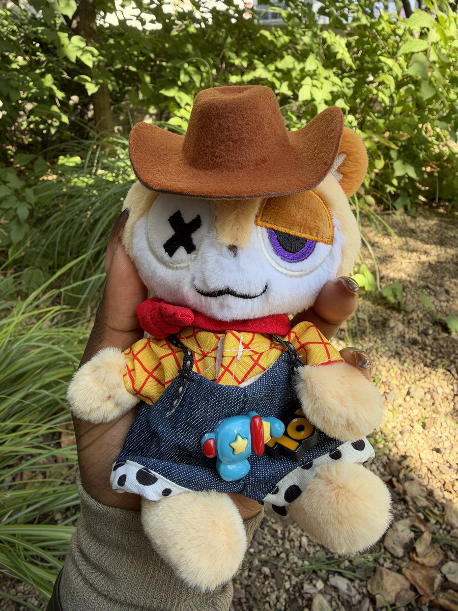 heeoutro's tweet photo. guys i’m crying 
HAPPY HALLOWEEN FROM COWBOY GLIDDY https://t.co/jGrrUOyKGd