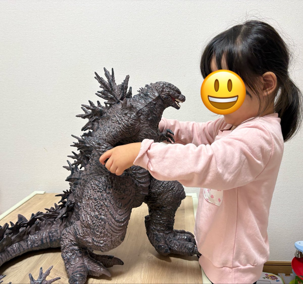 kaiju_suisan's tweet photo. ゴジラのポップコーンバケツ、でかいw https://t.co/NMyzKslZrM