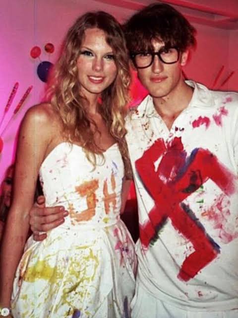 Henriicko's tweet photo. a fantasia da taylor pro halloween desse ano https://t.co/JbluFiSyH6