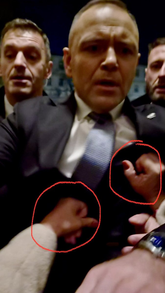 JWolska1971's tweet photo. 🚨Dlaczego SOP pozwoliła na dotknięcie i próby nie wpuszczenia Pana Prezydenta Karola Nawrockiego do TK ?! Funkcjonariusze powinni byli nie dopuścić do jakiegokolwiek niepożądanego kontaktu fizycznego z głową państwa! 
Jak to w ogóle było możliwe?! https://t.co/XYggkTeGIq