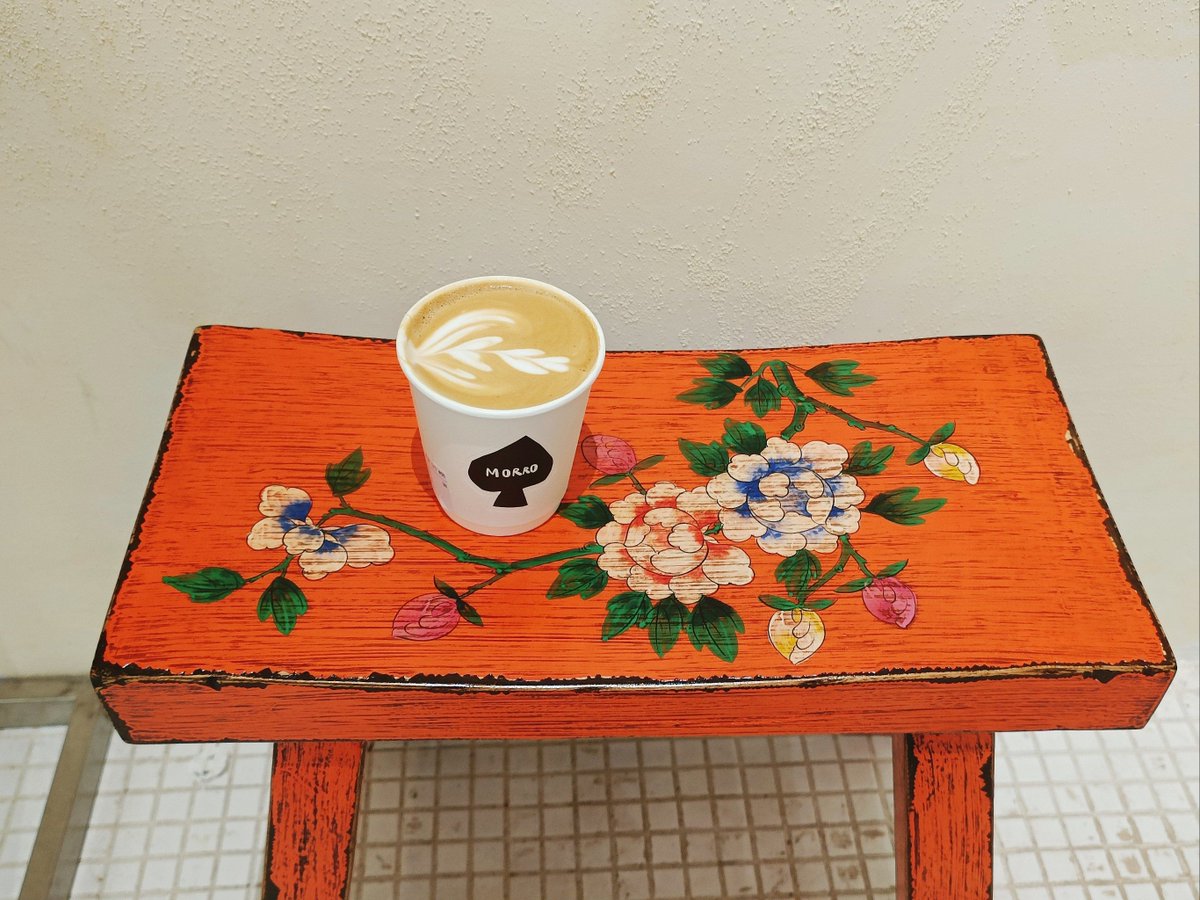 0csm2jun's tweet photo. 今日は廖汛が作った杂挛卓を使ってコーヒーを飲んだ、木の温もりが最高！（中文意思：今天用廖汛做的杂挛卓喝咖啡，木头的质感太棒了！）， https://t.co/huQ3l9lkEt
