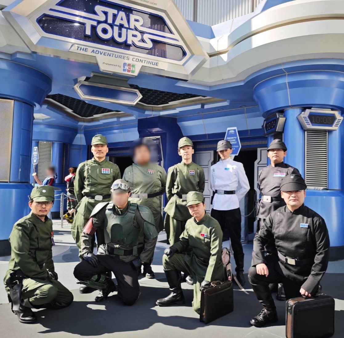 WANIGUNNSOU's tweet photo. 今日はディズニーランドで夢だった制服ディズニー（銀河帝国軍）に参加しています。
#dハロ仮装2026 https://t.co/jE7815ujkU