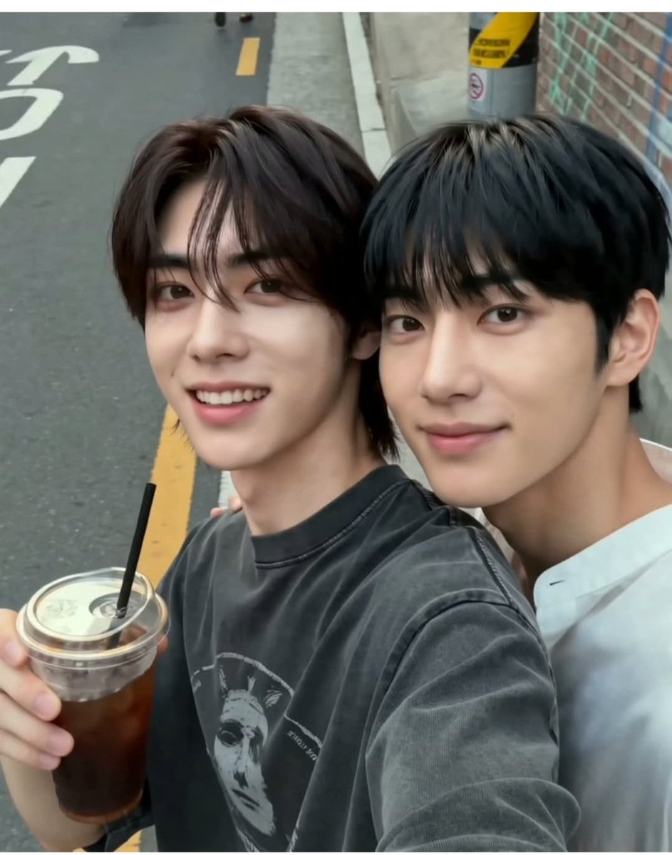 CJHonlyou's tweet photo. FOD 配信開始 11月8日(日) 0時〜 独占配信！ 🎉☕️✨
​성수동 골목길, 커피 한 잔 들고 오���만에 즐기는 소소한 거리 데이트...😭💙🌸
​#마침내봄 #ついに春 #FinallySpring #15年の片想い #유진태윤 #성수동데이트 #현실연인모먼트 #FOD #BL #BL추천 #KoreanBL #韓流BL #웹드라마 https://t.co/rvp8jqiVKZ