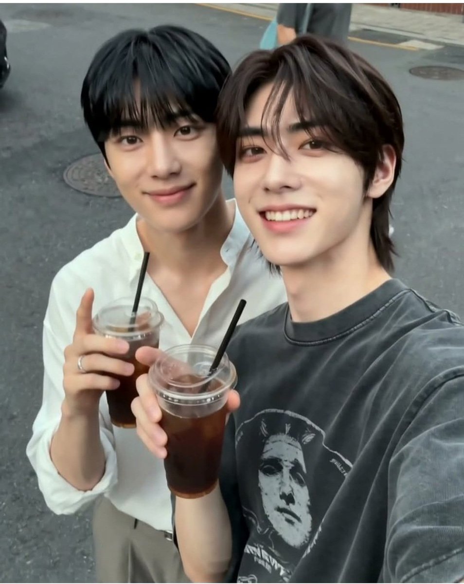 CJHonlyou's tweet photo. FOD 配信開始 11月8日(日) 0時〜 独占配信！ 🎉☕️✨
​성수동 골목길, 커피 한 잔 들고 오���만에 즐기는 소소한 거리 데이트...😭💙🌸
​#마침내봄 #ついに春 #FinallySpring #15年の片想い #유진태윤 #성수동데이트 #현실연인모먼트 #FOD #BL #BL추천 #KoreanBL #韓流BL #웹드라마 https://t.co/rvp8jqiVKZ